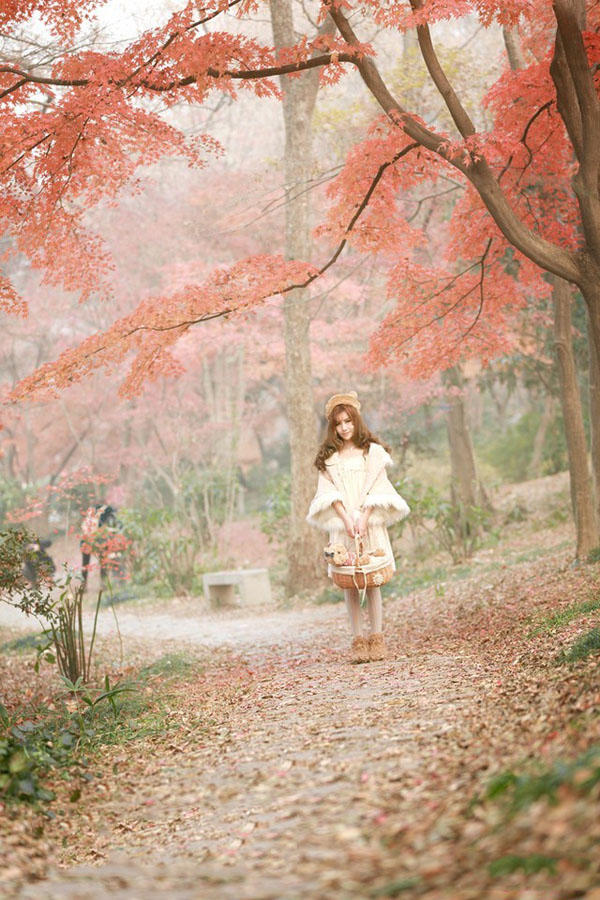 枫林里的甜美少女