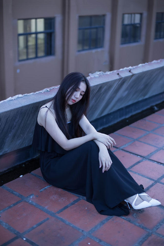 黑裙少女屋顶上的休憩