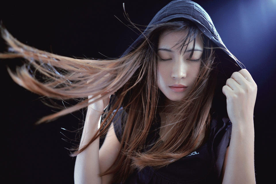 风吹散了你的发梢