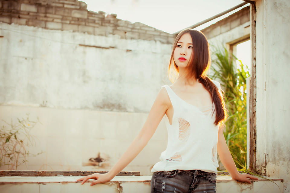 长发镂空装美眉