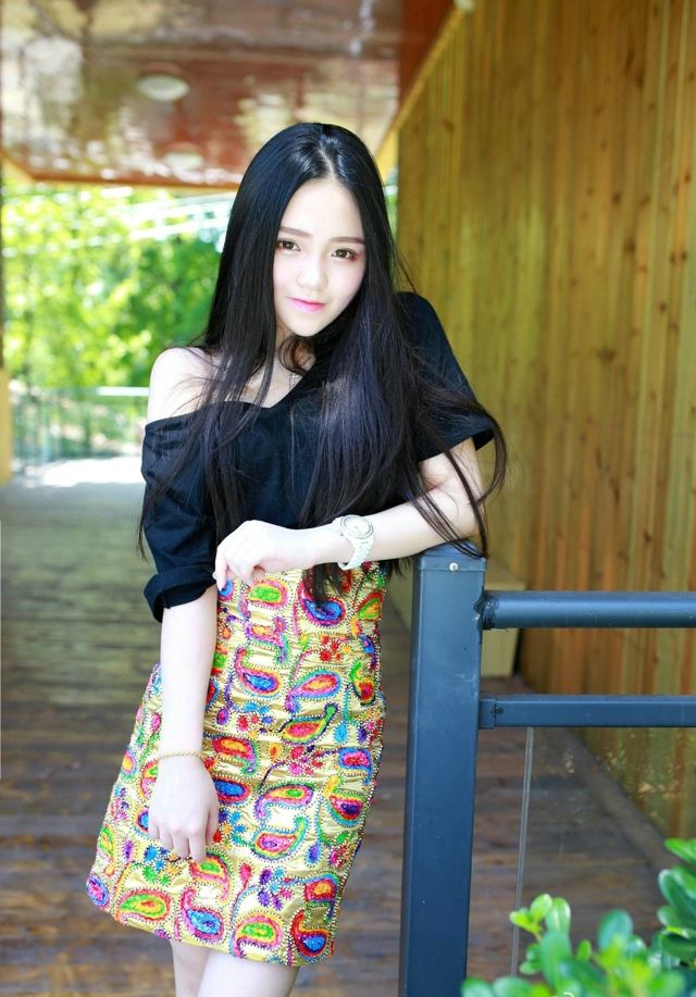 美女街头紧身裙