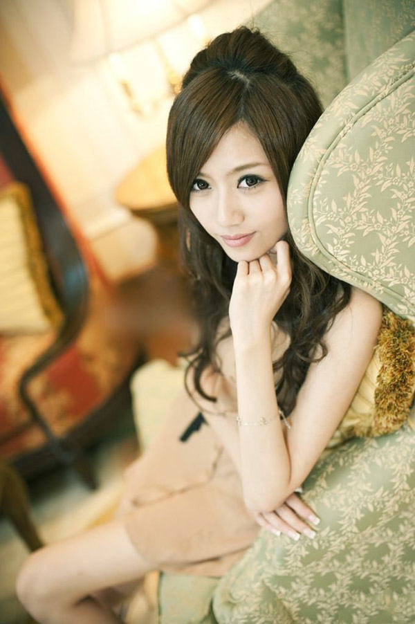 小姑娘艳冶柔媚