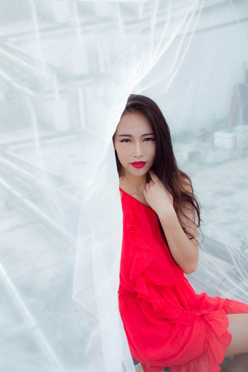 白纱遮掩下的美妙