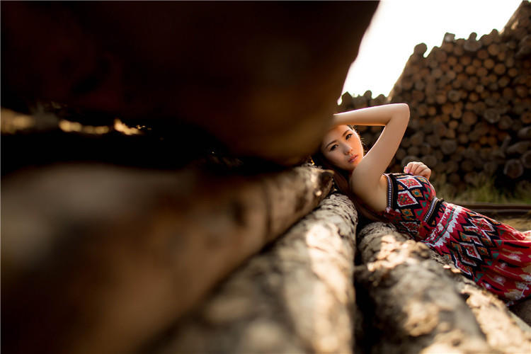 木工厂里的少女