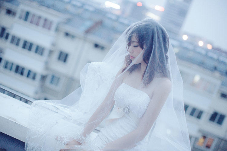 美丽新娘夜幕下的忧伤