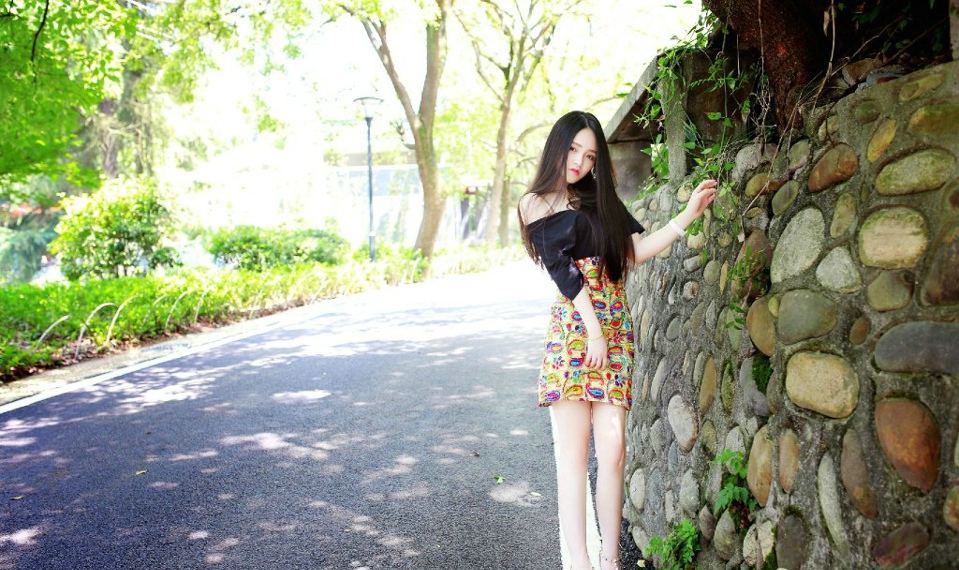 美女街头紧身裙