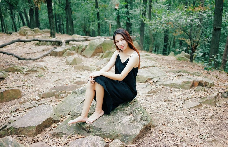 气质美女黑色吊带裙