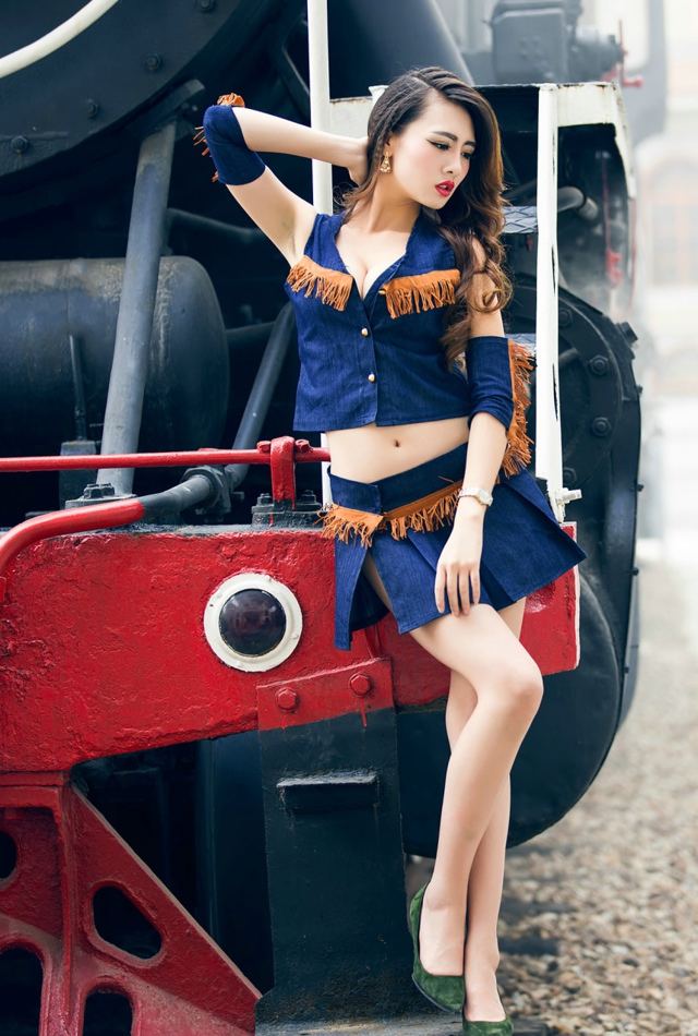 列车上性感制服女神