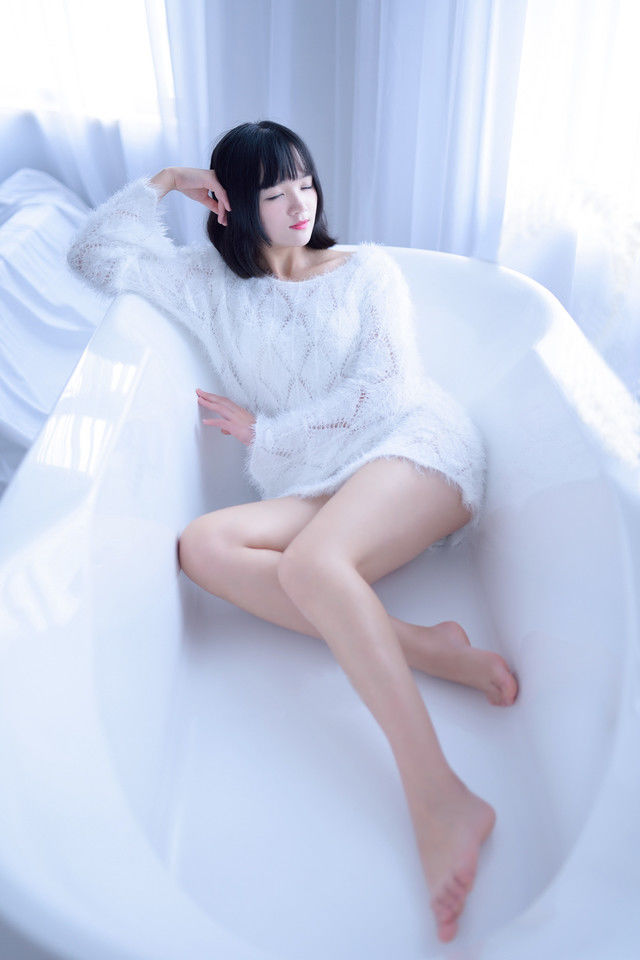 浴缸毛衣小萝莉