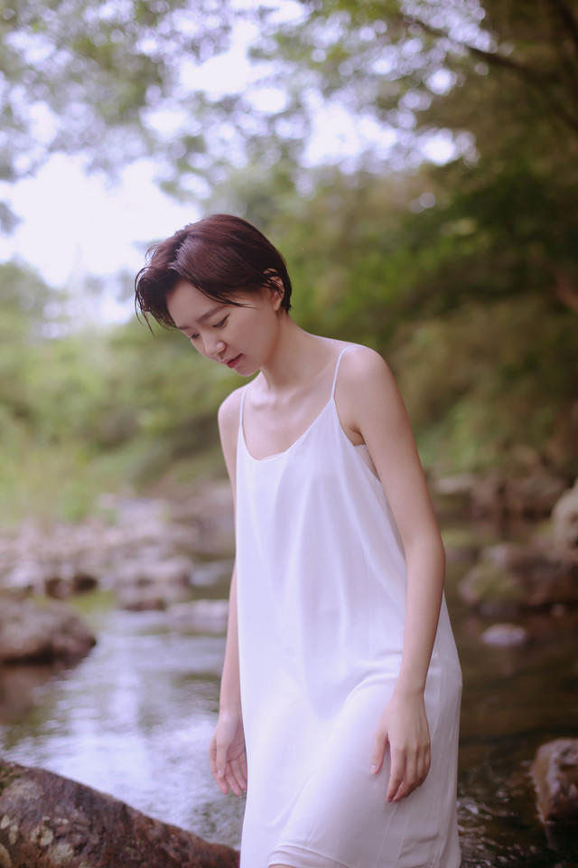 短发白色连衣裙美女
