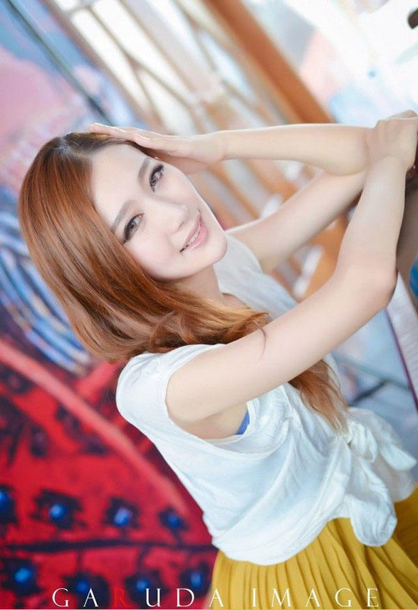 美女夏日咖啡馆