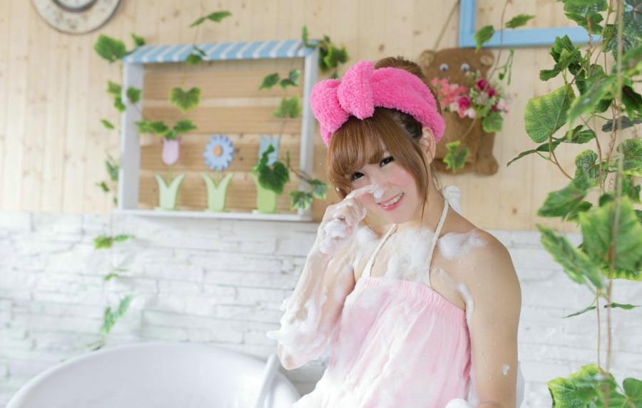 喜欢泡泡浴的甜美小萝莉