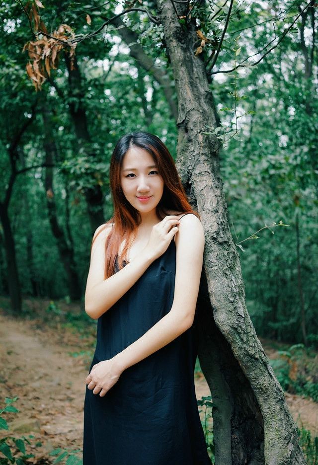 气质美女黑色吊带裙