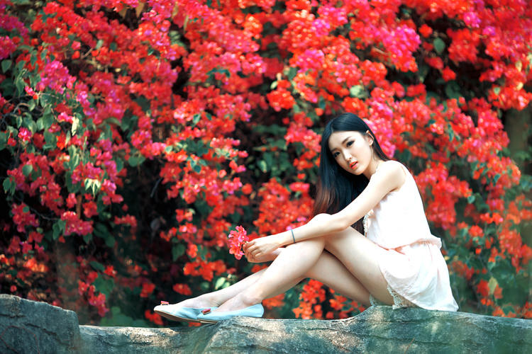 与花争艳的少女