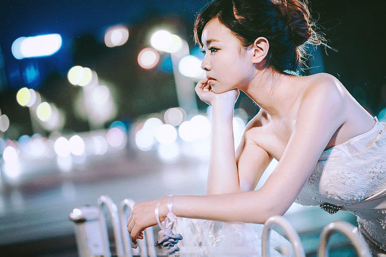 美丽新娘夜幕下的忧伤