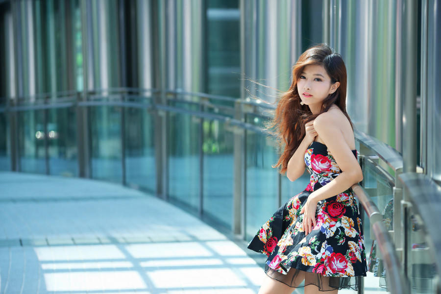 天桥上的花裙邻家女孩