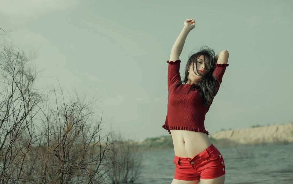 红衣女子河边上