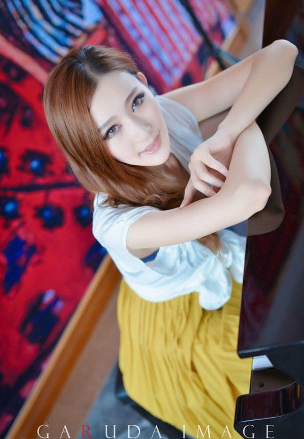 美女夏日咖啡馆