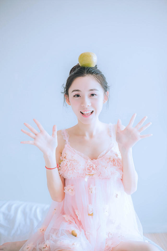 俏皮的水果女孩