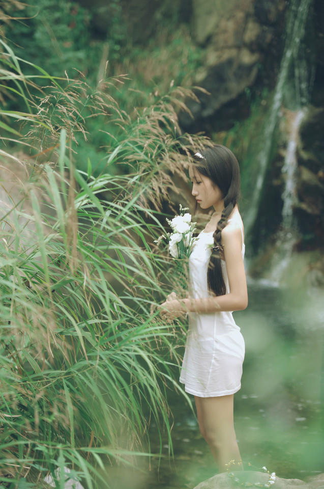 溪水白嫩妹子