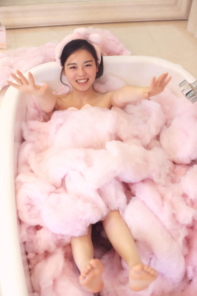 粉嫩女孩浴室里