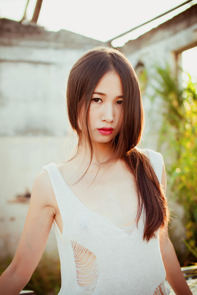 长发镂空装美眉