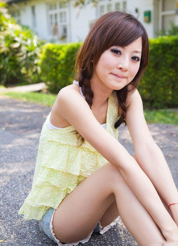 张凯洁林间小道写真