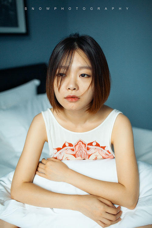 女孩子在窗的这边