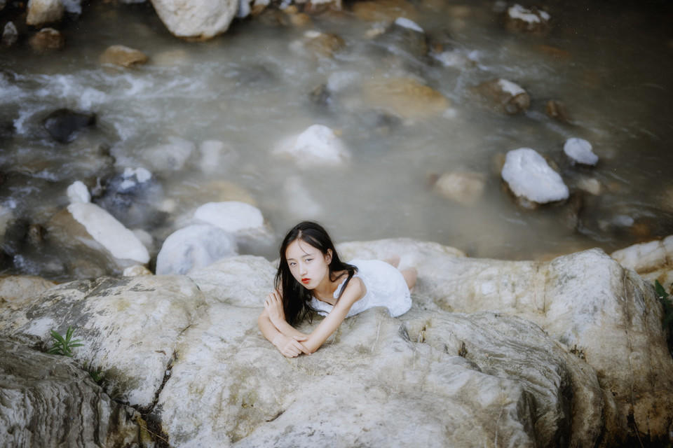 少女吊带连衣裙