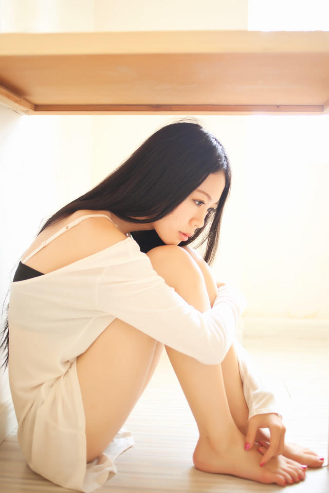 长发美眉居家照