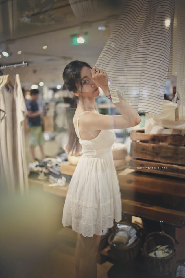 吊带蕾丝裙美女