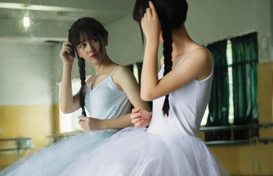 清新的芭蕾舞女孩