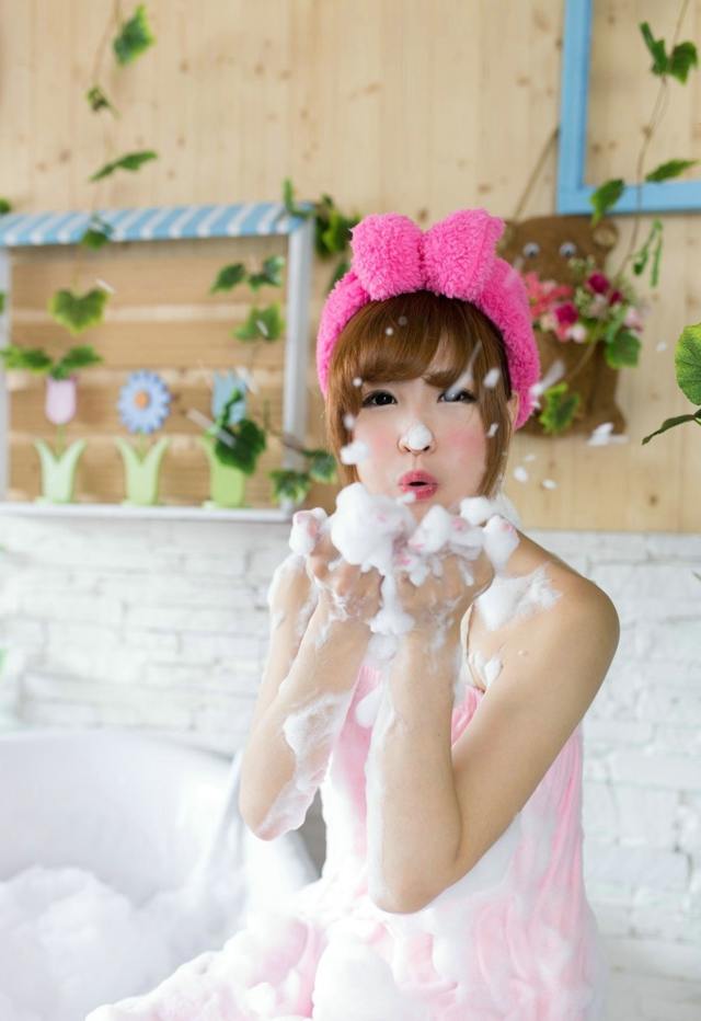 喜欢泡泡浴的甜美小萝莉
