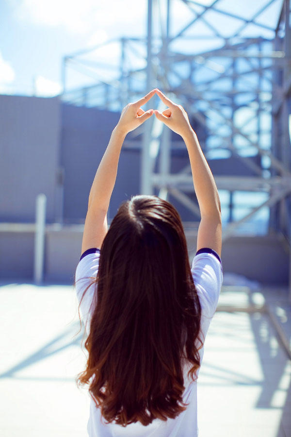 可爱运动装少女