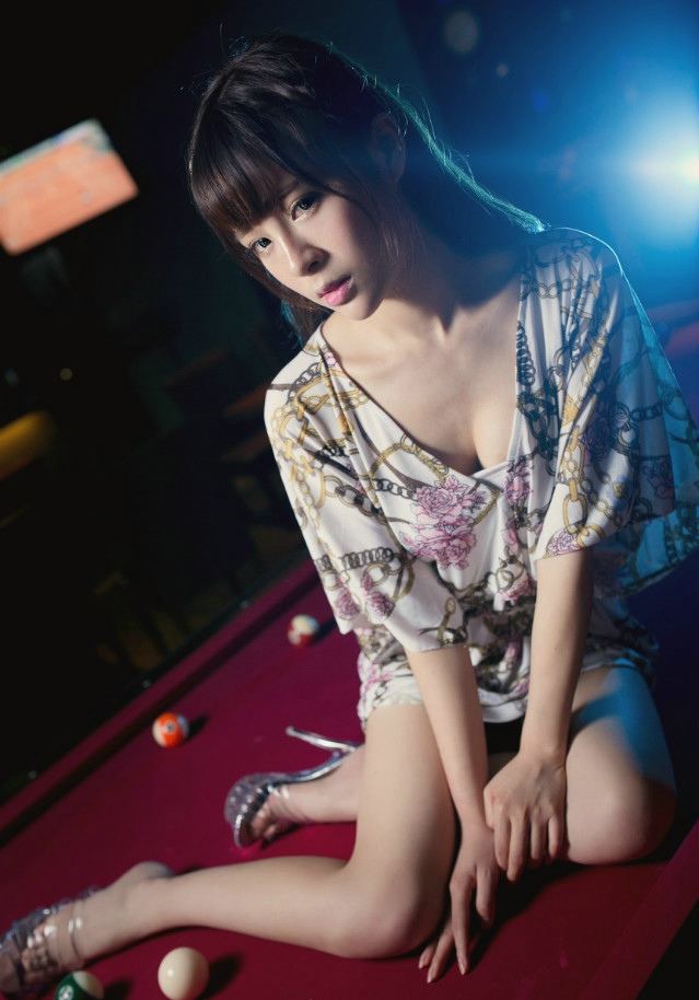 清纯的台球美女