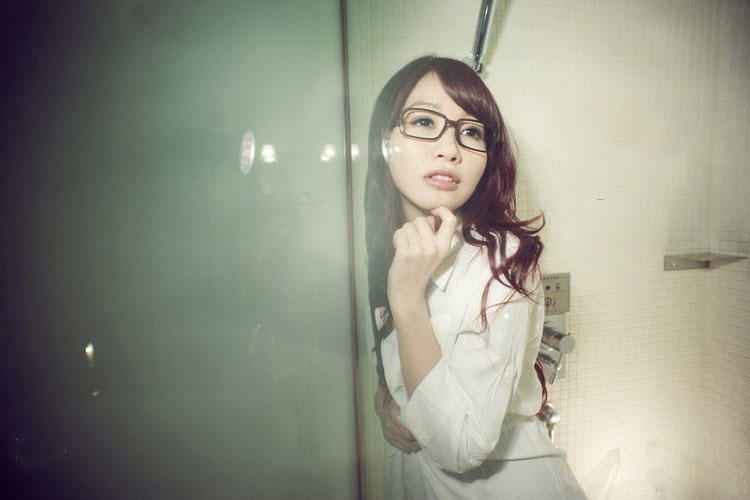 浴室里的眼镜少女