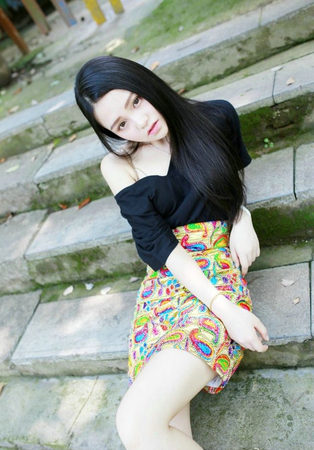 美女街头紧身裙