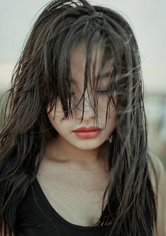 红衣女子河边上