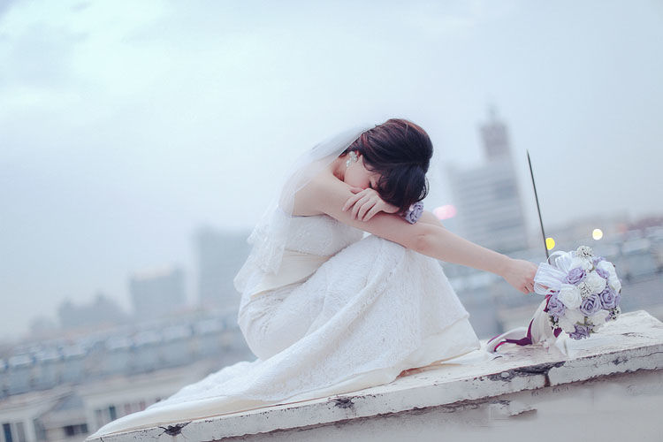 美丽新娘夜幕下的忧伤