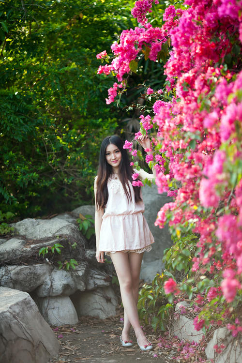 与花争艳的少女