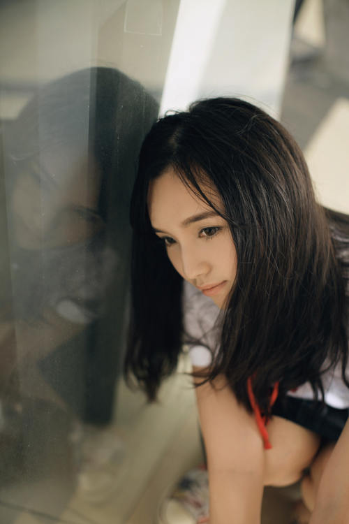 一个人躲在教室