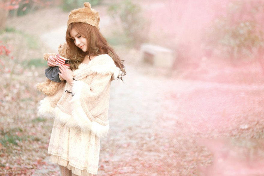 枫林里的甜美少女