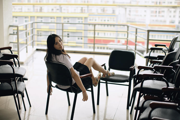 一个人躲在教室