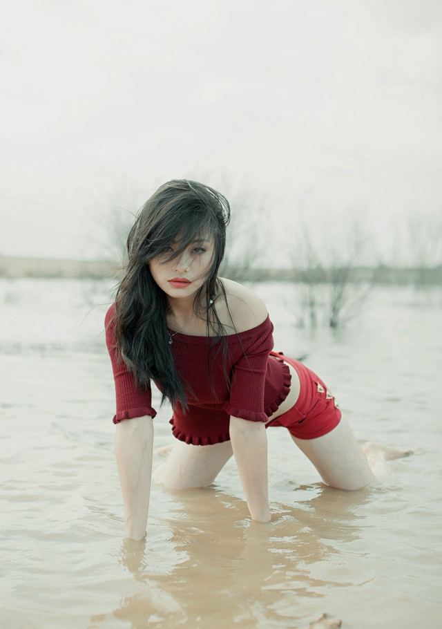 红衣女子河边上