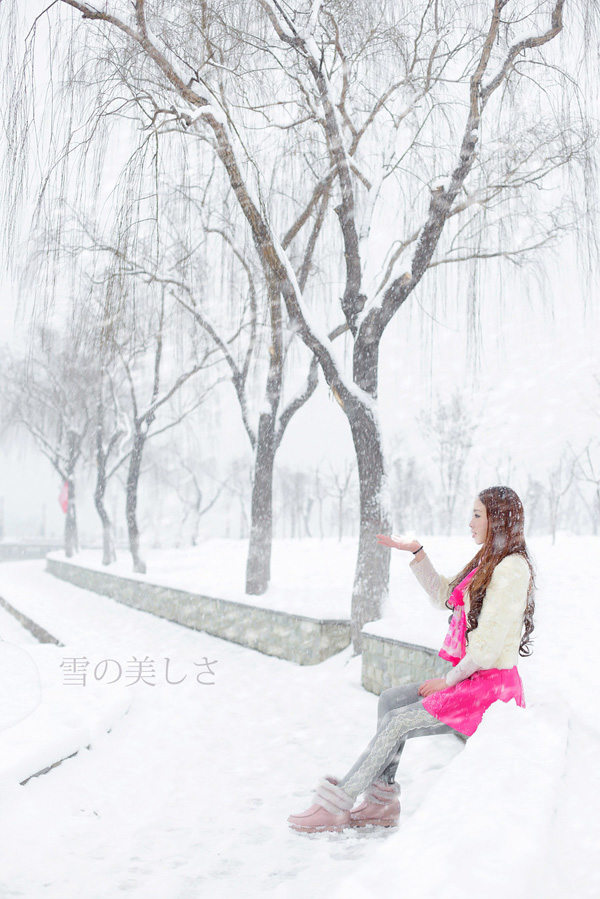 美女迷人雪景外拍