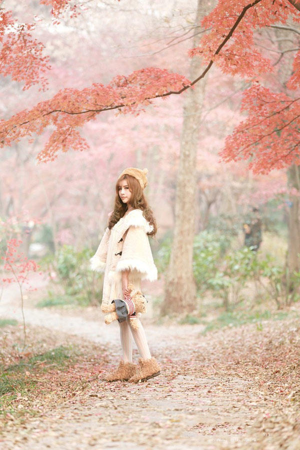 枫林里的甜美少女