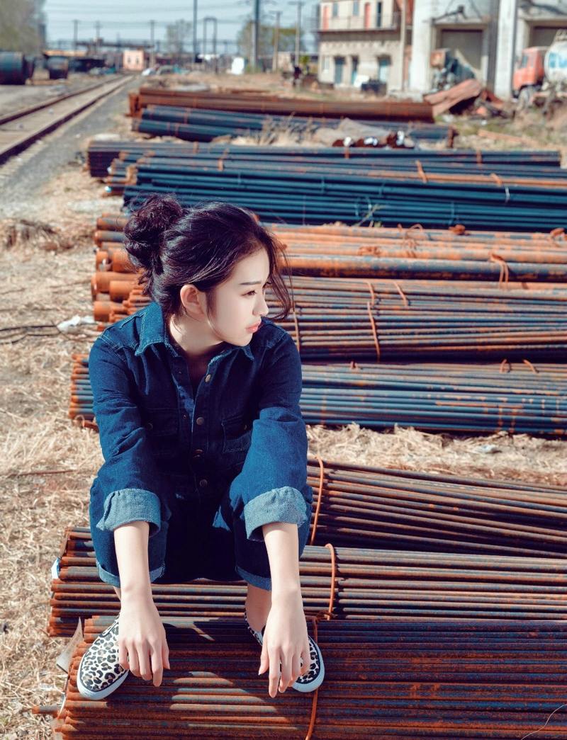 气质牛仔女青年