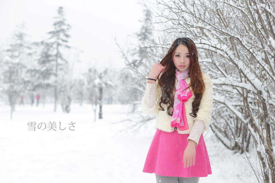 美女迷人雪景外拍