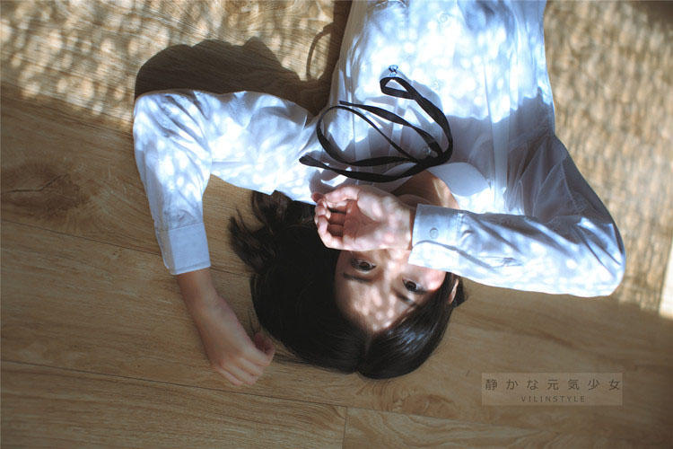 小凳子上的校花