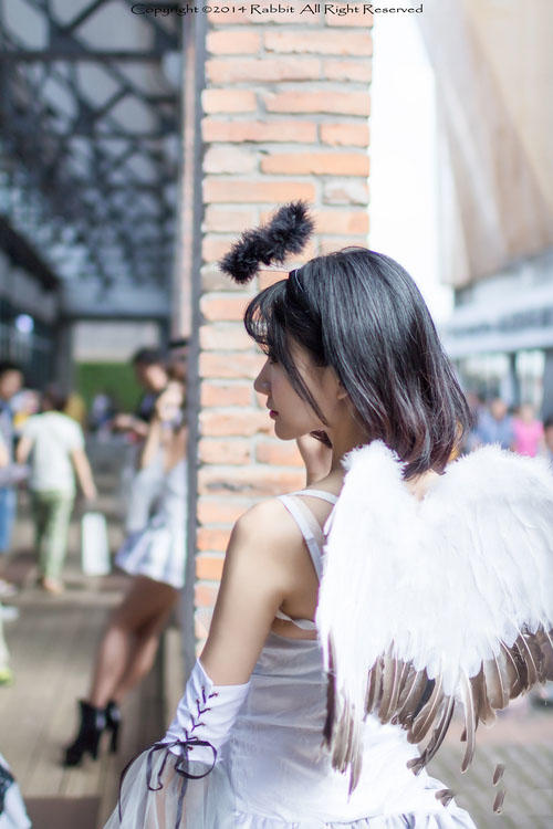 广场上的纯白天使